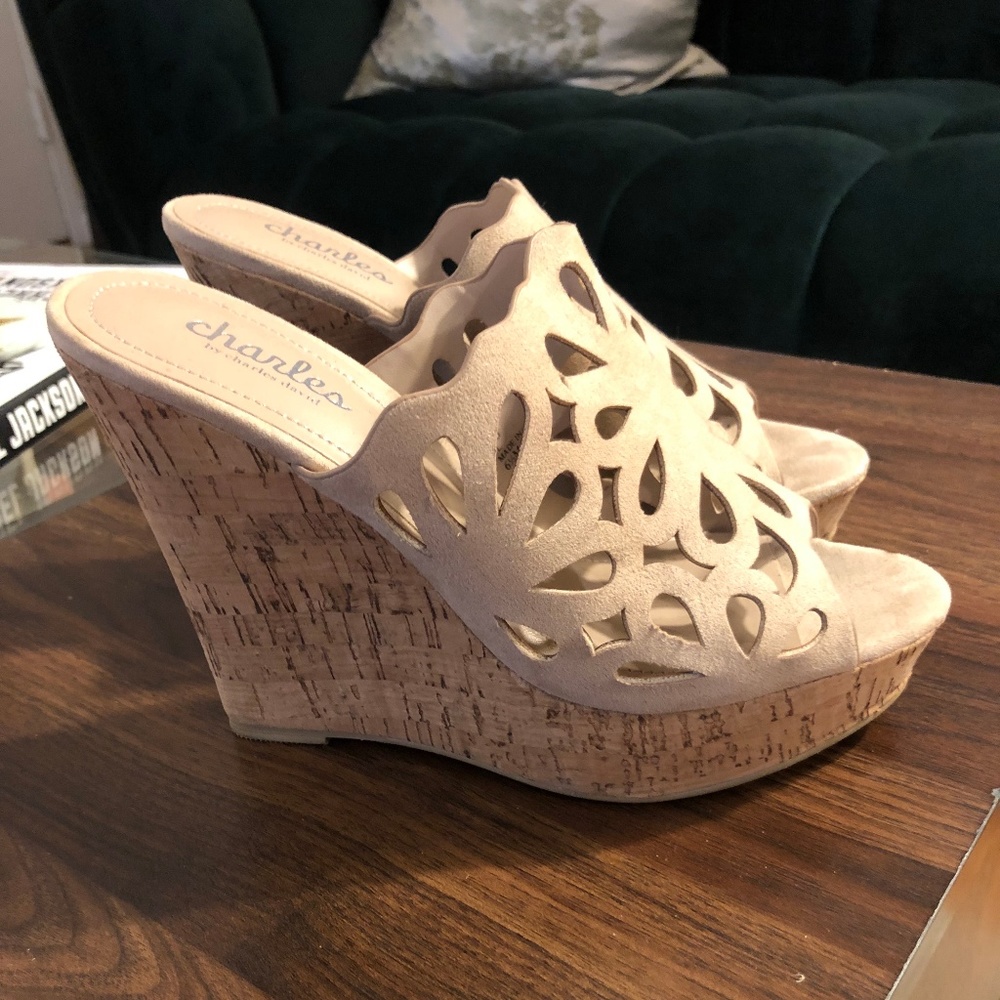 Charles David April Cutout Wedge Sandal Size 6